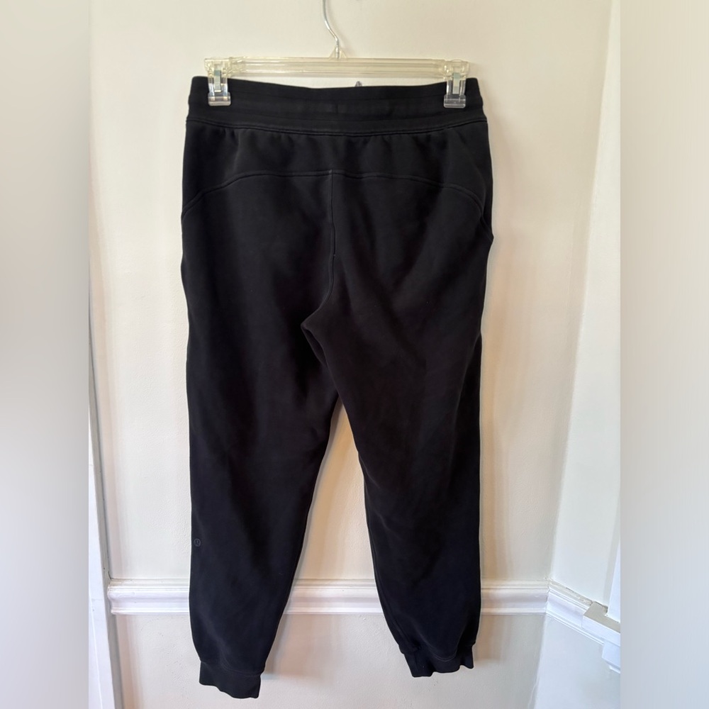 Lululemon joggers with pockets, super soft fabric